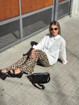 Camisa blanca de mangas largas con bordado inglés.