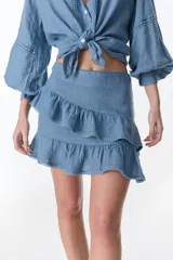 Minifalda celeste con volados, confeccionada en lino italiano.