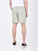 Bermuda de gabardina color celeste, con cintura ajustable con cordón y bolsillos laterales.