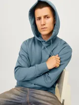 Canguro azul con capucha, de manga larga, con bolsillo tipo canguro y corte relajado.