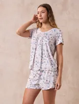 Conjunto de pijama de short y remera estampados, marca René Rofé. Remera de escote redondo con aplique de puntilla y detalle plisado. Short con cintura elastizada.