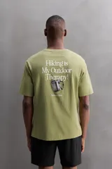 Remera verde oliva de corte relaxed fit, cuello redondo y manga corta. Tiene un pequeño logo estampado en el bajo.