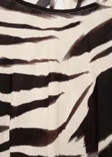 Vestido midi de viscosa con estampado de cebra en tonos beige y marrón. Tiene cuello redondo, manga corta, corte recto y cierre de botón en la parte posterior.