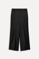 Pantalón negro de tiro alto con trabillas, confeccionado en mezcla de lana. Presenta bolsillos laterales, falsos bolsillos de doble vivo, cinturilla interior a contraste con pespuntes y raya planchada en el delantero. Cierre frontal con cremallera, botón interior y ganchos metálicos.