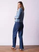 Campera de jean celeste, marca Baccini, con cuello solapa, bolsillos delanteros y cierre frontal con botones metálicos.