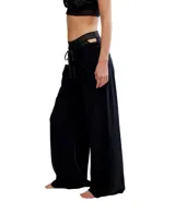 Pantalón casual negro de tiro alto y corte recto, con bolsillos definidos.