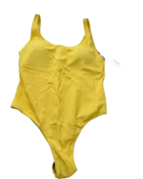 Traje de baño enterizo amarillo con textura, escote redondo, breteles anchos y espalda baja.
