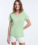 Blusa blanca de algodón con cuello en V, manga corta y bolsillo frontal.