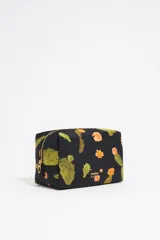 Neceser mediano de nylon negro con estampado de cactus y flores naranjas. Tiene cierre de cremallera dorada, logo metálico de la marca y bolsillo interior.