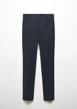 Pantalón skinny negro con diseño crop, tiro medio, trabillas, dos bolsillos laterales y dos bolsillos de ribete en la parte posterior.