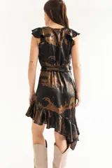Vestido corto negro con estampado difuminado en color bronce, escote en V, mangas cortas con volados, falda asimétrica con volados y lazo en la cintura.