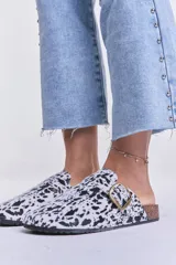 Zueco abierto con estampado animal print blanco y negro, hebilla metálica dorada y plantilla anatómica.