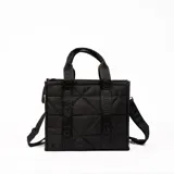 Cartera tipo tote bag acolchada color negro, con doble asa corta y correa larga extraíble con la inscripción "TOTEBAG".