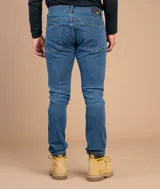 Pantalón de jean azul oscuro, corte skinny, con tecnología Coolmax para control de temperatura y secado rápido.