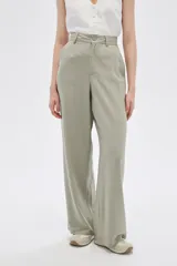 Pantalón de vestir color verde oliva, de corte ancho y tiro alto.