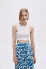 Top blanco de morley, corte crop y breteles anchos.