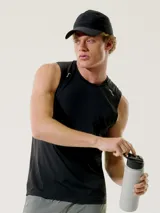 Musculosa deportiva negra con detalles reflectivos en los hombros.