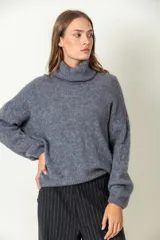 Sweater gris de mohair con cuello alto y mangas largas.