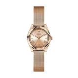 Reloj Guess modelo GW0842L3, color oro rosa, con caja redonda de 30mm, bisel texturizado, dial con números romanos y un diamante a las 12. Brazalete de malla milanesa ajustable.