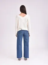 Sweater color crema de tejido de punto con escote en V.
