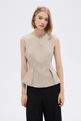 Blusa color crudo sin mangas con peplum.