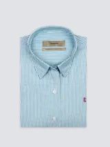 Camisa celeste a rayas verticales blancas, de corte recto y manga larga.