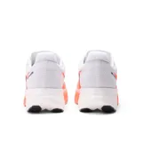 Championes de running New Balance modelo Elite V5, color blanco con detalles en naranja y logo "N" en negro.