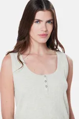 Musculosa lisa color lila en tela rib con botones a presión y corte relajado.