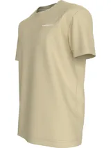 Remera color beige de corte recto, cuello redondo y manga corta. Presenta logo de la marca estampado en el pecho y en la espalda.