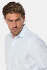 Camisa de manga larga con rayas verticales color beige y blanco, modelo slim fit, con botones personalizados.
