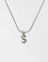 Cadena plateada de acero quirúrgico con dije de letra "B" con strass incrustados.