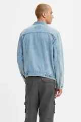 Campera de jean celeste, marca Levi's, modelo Trucker. Tiene cuello clásico, cierre con botones metálicos, bolsillos con solapa abotonada en el pecho y bolsillos laterales.