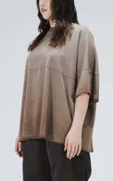 Remera manga corta color marrón con calce extra oversize y cuello redondo con terminación desflecada.