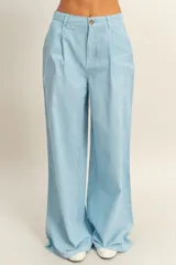 Pantalón palazzo color beige de tiro alto con pinzas y pierna ancha.