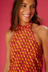 Blusa halter con estampado de corazones en tonos naranja, amarillo y rosa.