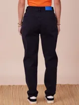 Pantalón de jean celeste de corte recto.