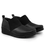 Zapato casual Usaflex Isidora de cuero negro, con elástico en el empeine y plataforma baja. Forro con tecnología Usa Care: Tejido resistente, suave y sedoso que proporciona cuidado antibacteriano.