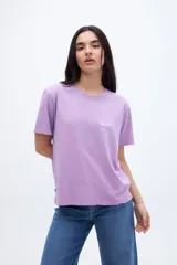 Remera color crema con estampado pequeño en el pecho con la leyenda "UNFRM. Redefining Energy Club".