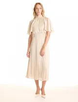 Vestido midi plisado color beige, marca Julia Jordan. Cuello alto con punto smock, mangas amplias tipo mariposa y cintura elastizada con punto smock. Espalda con botones y abertura central. Forro interno a tono.