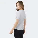 Remera blanca de manga corta con cuello redondo, ajuste ergonómico y detalles de costura en los laterales. Presenta un pequeño logo reflectante en el bajo.