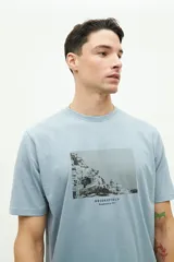 Remera celeste de manga corta con estampa fotográfica en el frente.