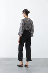 Jean wide leg negro de algodón con spandex, diseñado para una silueta amplia y fluida.