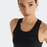 Musculosa deportiva New Balance color negro, de corte crop y cuello redondo, con tirantes anchos y textura acanalada. Presenta un pequeño logo NB en el pecho.
