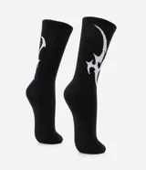 Medias de caña larga color negro con estampado abstracto en blanco en el lateral. Confeccionadas en algodón, poliamida y otras fibras.