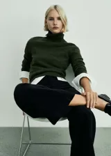 Pantalón culotte de pana color negro, tiro alto, con cierre de cremallera y botón, trabillas, dos bolsillos de parche delanteros y dos bolsillos de parche traseros.