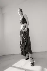 Pollera larga color beige con textura arrugada y abertura frontal.