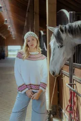 Sweater color marrón claro tejido en hilado de algodón, con cuello redondo y mangas largas. Presenta detalles de punto calado en el cuello, puños y ruedo.