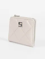 Billetera cuadrada color blanco con diseño matelaseado y logo metálico plateado en la esquina inferior.
