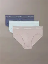 Pack de tres slips Calvin Klein de algodón stretch en color azul, celeste y beige, con cintura elástica con logo de la marca.