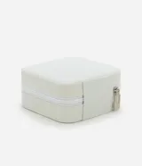 Estuche blanco rectangular de cuero sintético con cierre de cremallera y separadores internos para organizar joyas y accesorios.